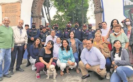 Alcaldesa y vecinos premian a policías
