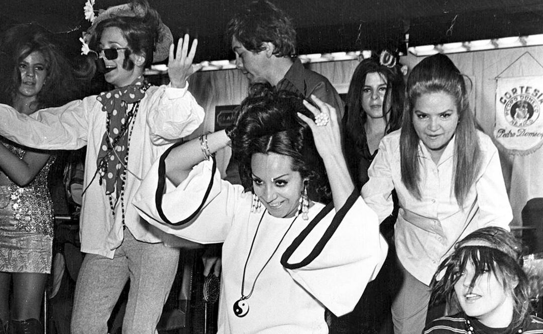 Durante los años sesenta en México, un accesorio que se popularizó como práctico, versátil y confiable. Un peinado con mucho volumen, como el de la mujer al centro, era uno de los atractivos de usarlas. Foto: Archivo EL UNIVERSAL.