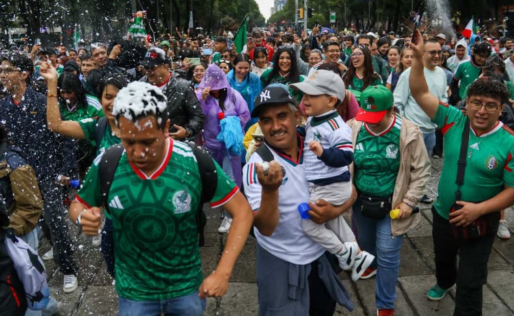 Aficionados despiden el Mundial en el Ángel de la Independencia; cierran Paseo de la Reforma.
Foto: Karla Guerrero| El Universal