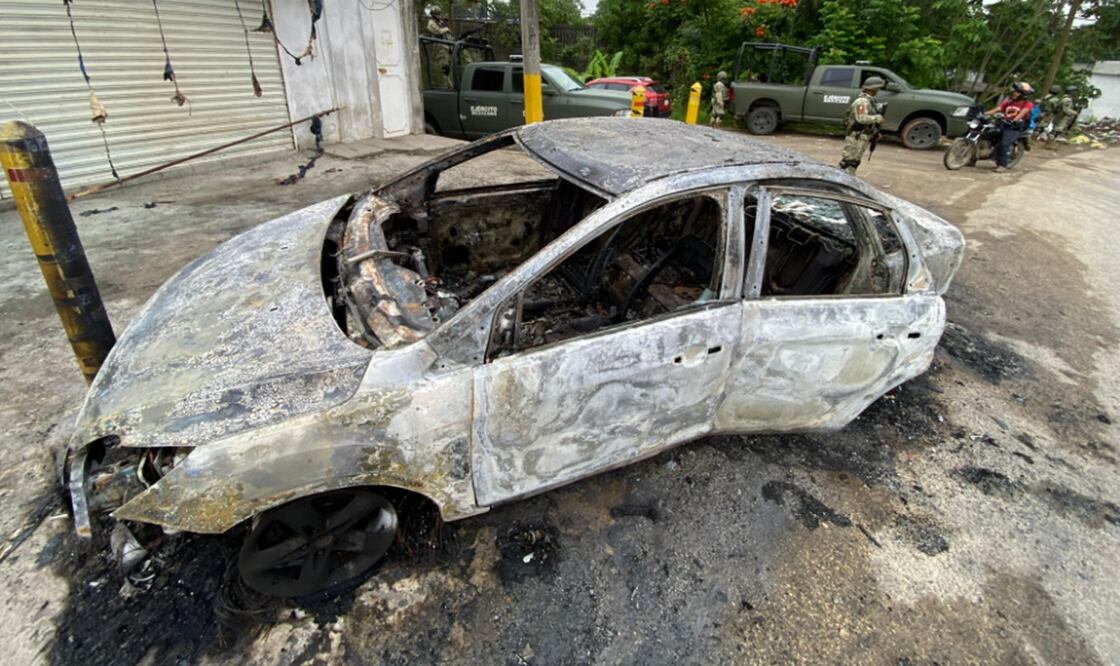 Amanecen autos y negocios incendiados en Villahermosa, Tabasco, a días de la captura del líder de “La Barredora”. Foto: Luma López/EL UNIVERSAL