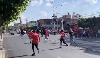 Riña entre aficionados de la Trinca Fresera y Chivas deja cuatro lesionados; dos son policías
