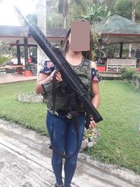 Exhiben a funcionaria de Veracruz con armas de la Guardia Nacional