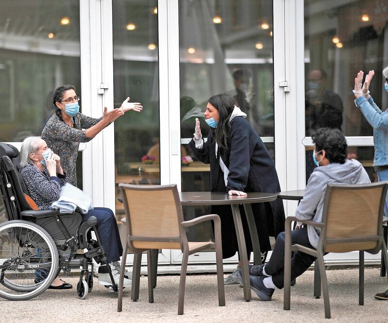 Familiares visitan a una anciana durante el Día de las Madres, en una residencia para adultos mayores cerca de París. La capital francesa está en la segunda fase del desconfinamiento. Foto; ANNE-CHRISTINE POUJOULAT. AFP
