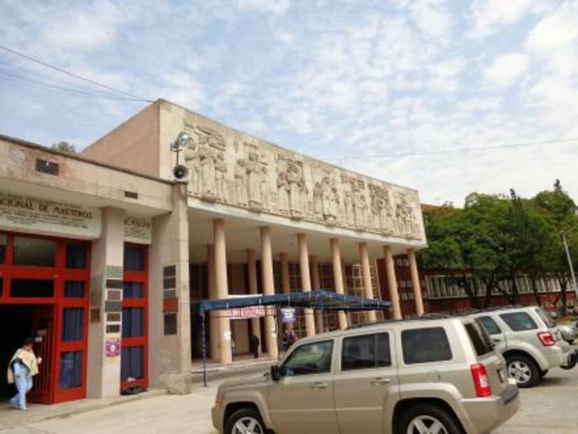 La torre del logo del metro Normal que un temblor fracturó