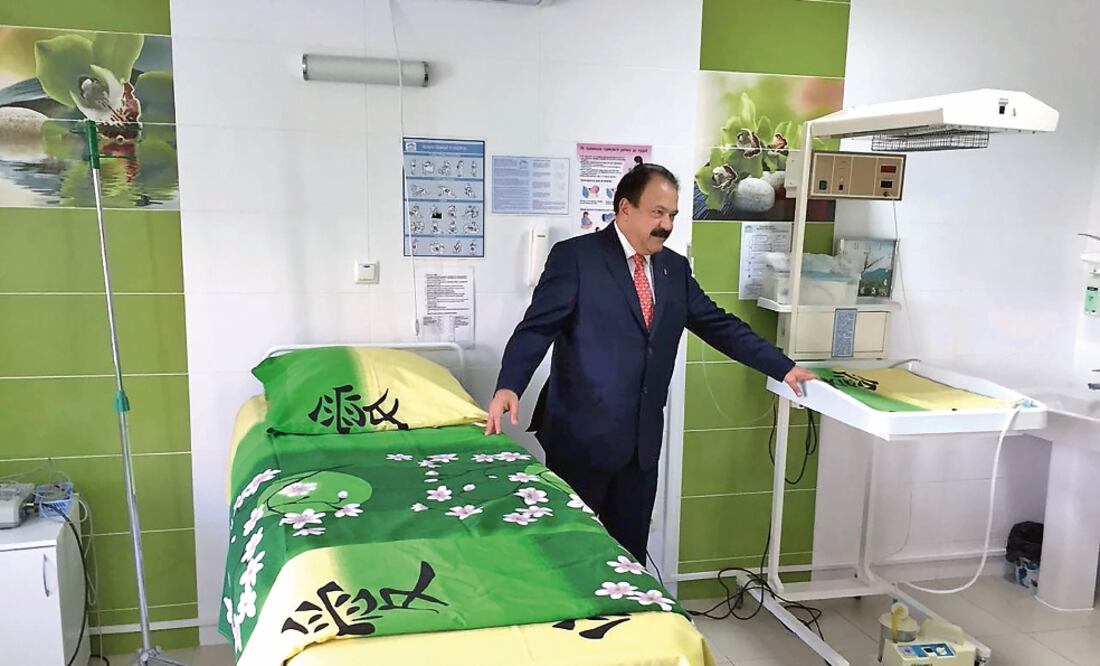 Armando Ahued viajó hasta Ucrania para firmar un Memorándum de Entendimiento con el encargado del despacho del departamento de Salud Pública en Kiev, Dmytro Turchak (ESPECIAL)