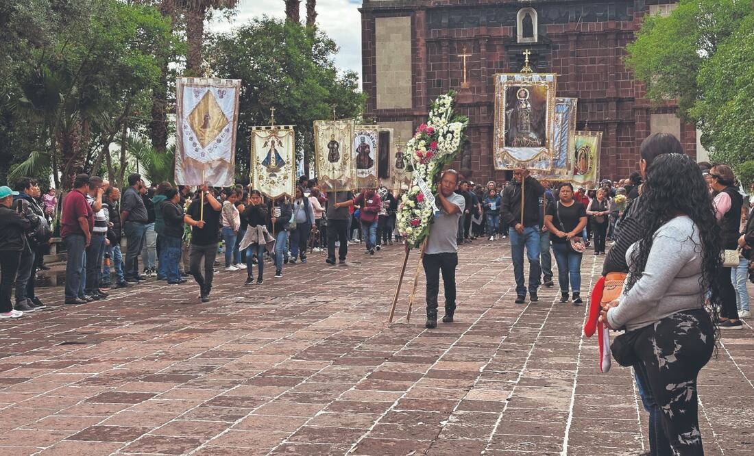 Artesanos llevaron estandartes de San Juan de Dios, patrono de los pirotécnicos. Foto: Arturo Contreras/ EL UNIVERSAL
