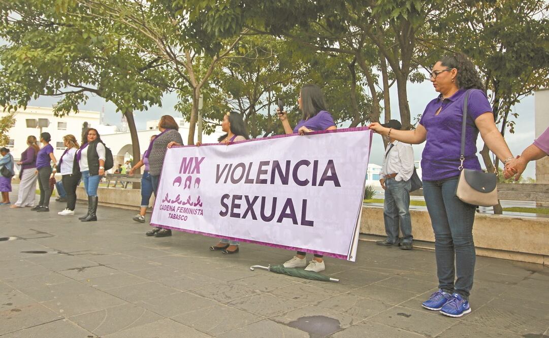 diferentes estados de la República las mujeres salieron a las calles para exigir el fin de la violencia de género. Lo que algunos colectivos realizaron fue un acto simbólico de unidad: una cadena humana. Foto: CHRISTIAN TORRES. EL UNIVERSAL