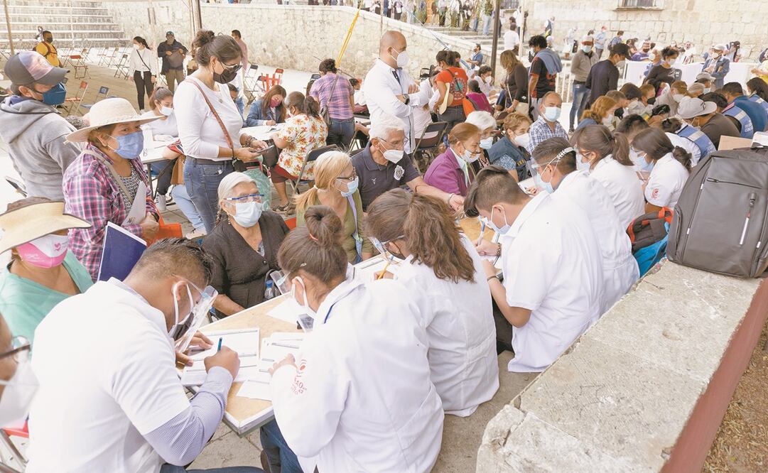 En la Facultad de Medicina de la UABJO las personas hicieron largas filas y se aglomeraron para poder recibir la segunda dosis. Foto: Mario Arturo Martínez. EL UNIVERSAL