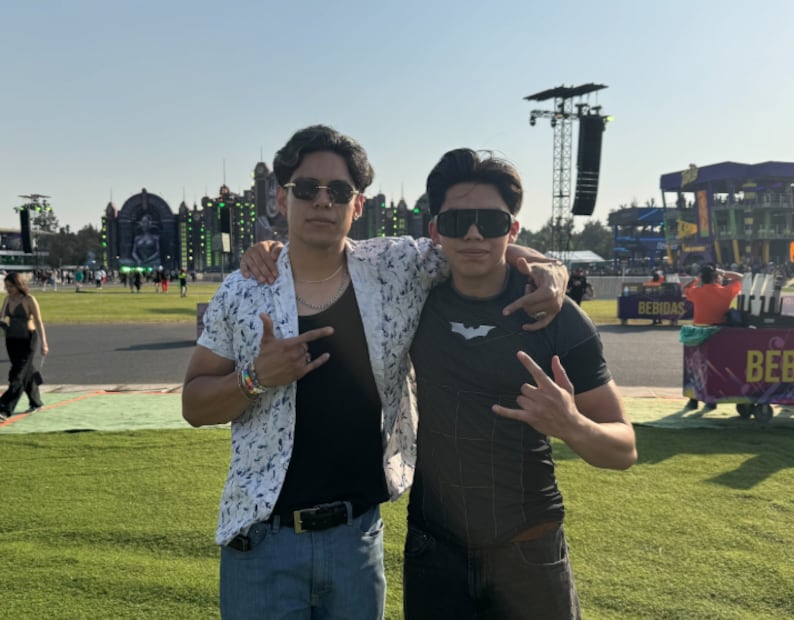 Carlos e Iván recorren el Autódromo Hermános Rodríguez. Foto: César González/EL UNIVERSAL.