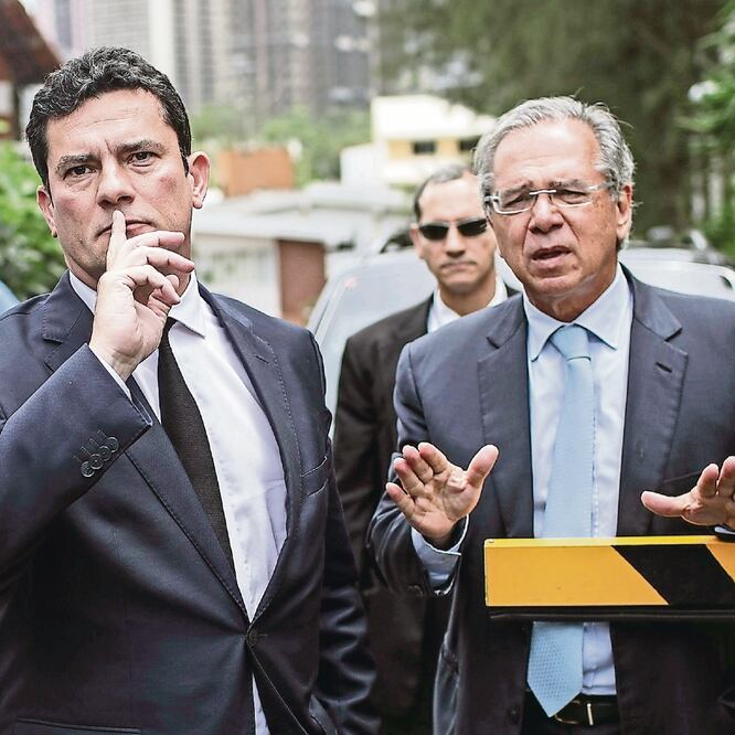 El juez Sergio Moro (izq.), tras reunirse con el presidente electo de Brasil, Jair Bolsonaro, para aceptar ser ministro de Justicia. (ANTONIO LACERDA. EFE)