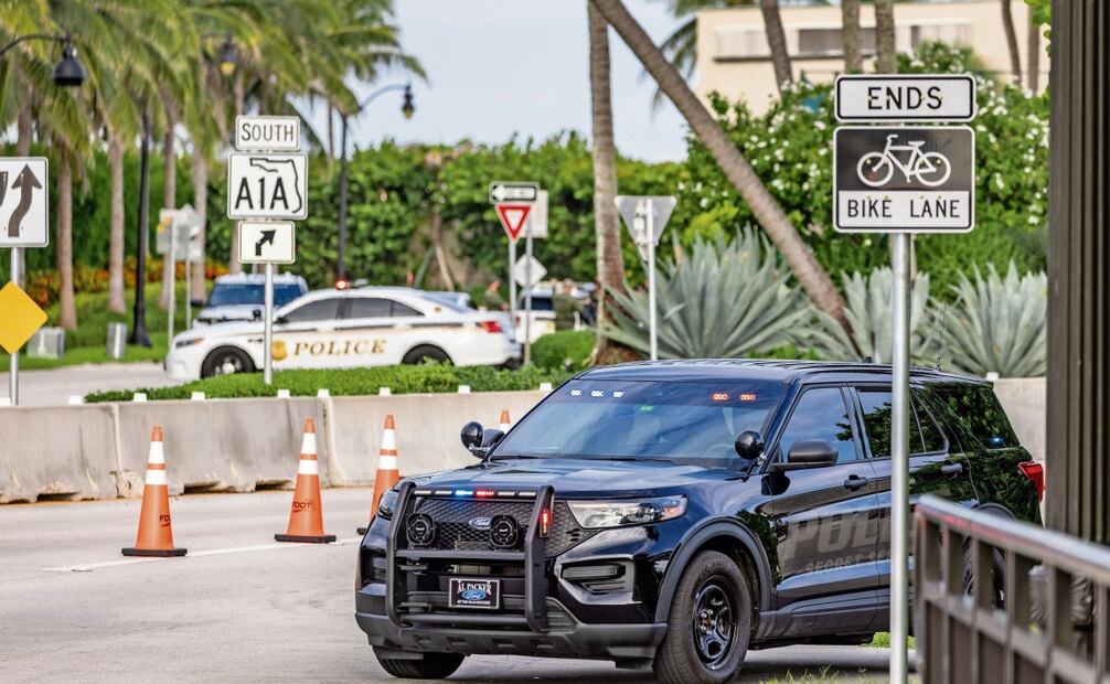 Agentes custodian la entrada del club Mar-a-Lago del expresidente Donald Trump en West Palm Beach, Florida, donde se detuvo a una persona por intentar atentar contra el republicano. Foto: Cristóbal Herrera-Ulashkevich / EFE