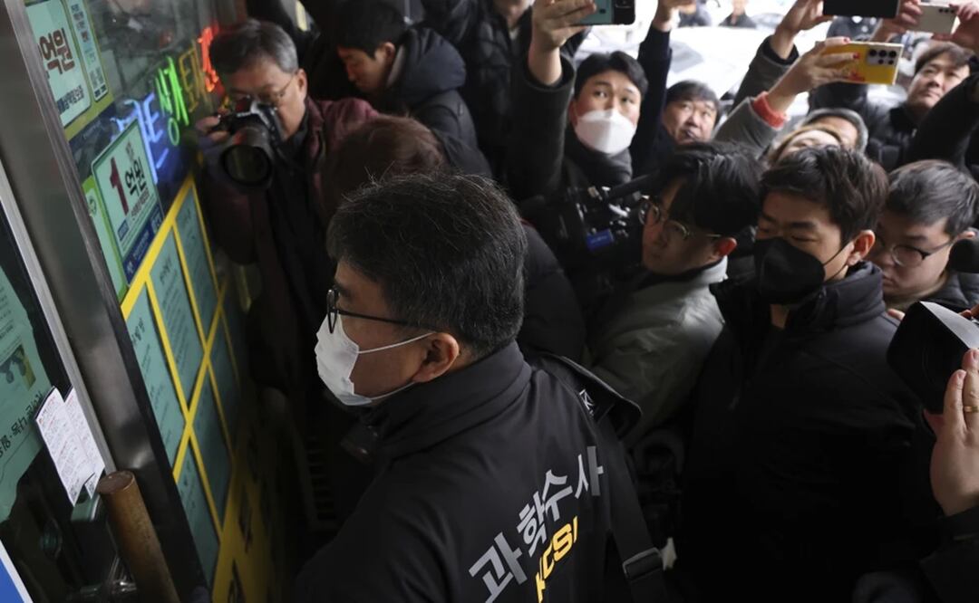 Agentes de la policía de Corea del Sur llegan a la oficina del hombre de apuñaló al líder de la oposición, Lee Jae-myung, para un registro, en Asan, Corea del Sur, el 3 de enero de 2024. Foto: AP