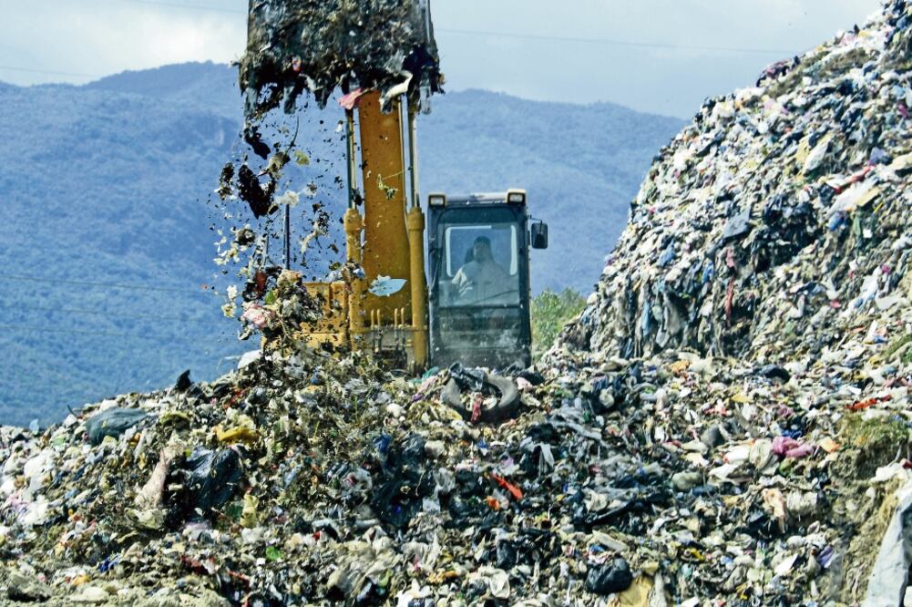 De acuerdo con el ex secretario de Medio Ambiente y Recursos Naturales, Octavio Klimek, es necesario que el gobierno local construya una cerca perimetral y una cámara para captar los líquidos que emiten los residuos (JOSÉ HERNÁNDEZ)