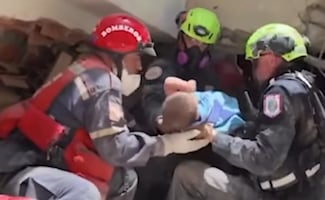 Bebé sobrevive bajo edificio colapsado en Venezuela; rescatistas localizan a más personas con vida