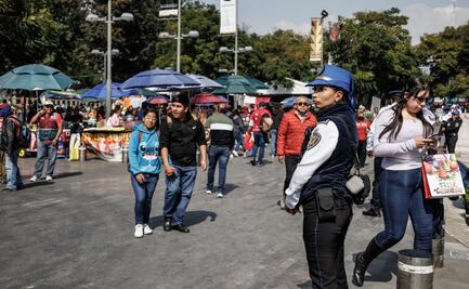 Con vallas humanas, policías evitan que vendedores ambulantes invadan explanada de Bellas Artes