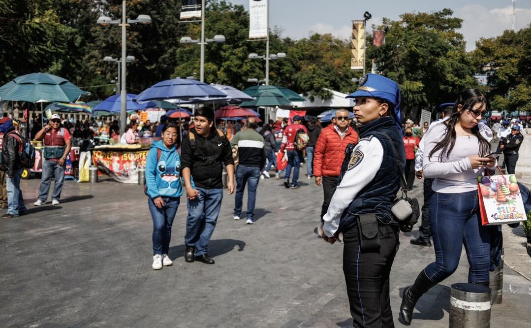 En la Alameda Central, a la altura de Avenida Juárez decenas de policías y de la Secgob piden a los puestos ambulantes, que fueron retirados ayer, que únicamente se recorran unos metros para no invadir la zona turística. Foto: Yaretzy M Osnaya / EL UNIVERSAL