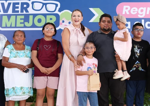 527 niños de Mérida reciben lentes graduados para regresar a clases