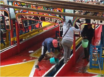 “Se nos inundaron las embarcaciones”: Trajineras de Xochimilco amanecen bajo el agua tras fuertes lluvias en CDMX