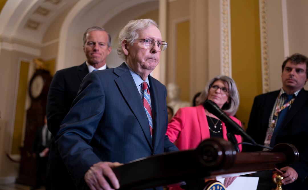 El líder de la minoría del Senado, Mitch McConnell, acompañado a la izquierda por el senador John Thune, y la senadora Joni Ernst, parece congelarse ante los micrófonos en el Capitolio en Washington. Foto: AP