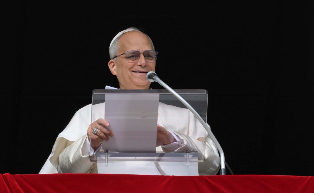 Una imagen proporcionada por los medios del Vaticano muestra al Papa León XIV pronunciando un discurso a los peregrinos desde la ventana del palacio apostólico con vistas a la plaza de San Pedro durante su oración del Ángelus dominical en la Ciudad del Vaticano, el 4 de enero de 2026. Foto: EFE