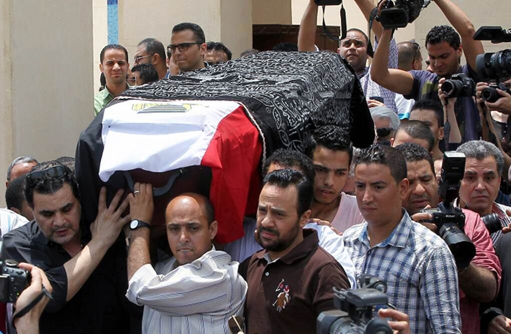 El actor fue enterrado en el mausoleo de su familia en el cementerio Sayeda Nafisa, en El Cairo (EFE)