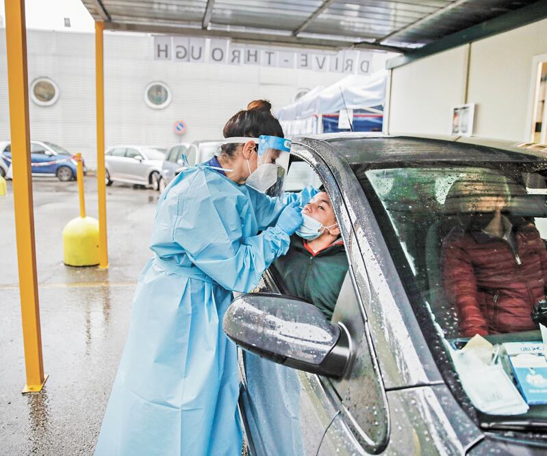 Un puesto para pruebas de Covid-19 en Milán, Italia. El FMI solicitó a los países impulsar la producción y dist ribució n de los trata mie ntos contra el virus. Foto: LUCA BRUNO. AP