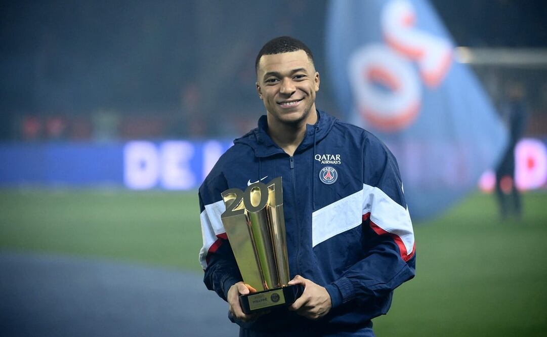 El futbolista francés recibió un trofeo en homenaje / Foto: AFP