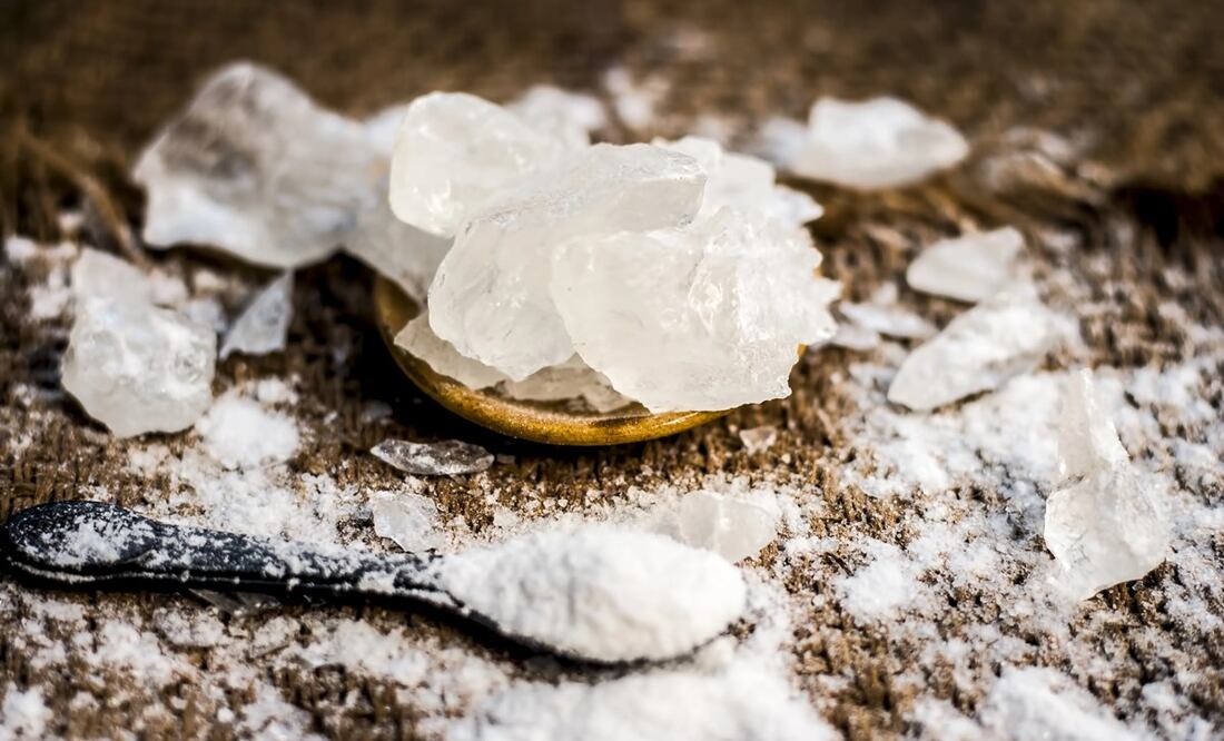 La piedra de alumbre puede ayudar a reducir la grasa del cuero cabelludo. Foto: Freepik