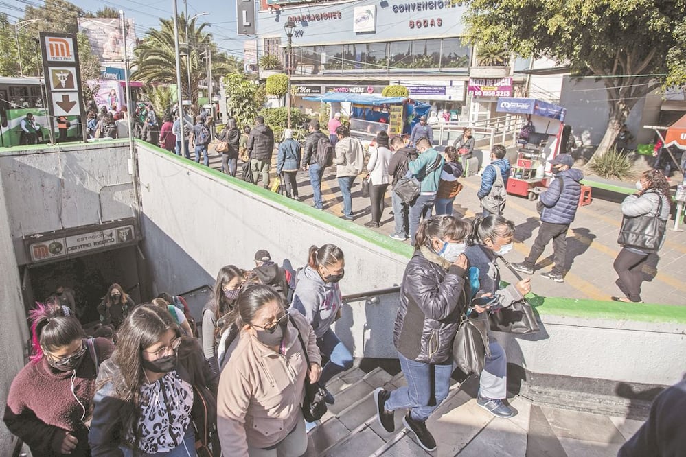 Las personas extreman precauciones en Centro Médico al abordar los camiones que agilizan la movilidad ante el cierre de la Línea 3 del Metro. Consideran que por la presencia del Hospital Siglo XXI, se puede esparcir el Covid-19. GERMÁN ESPINOSA. EL UNIVE 