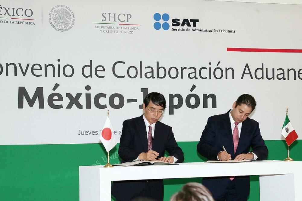 El embajador de Japón Akira Yamada y Ricardo Treviño Chapa, administrador general de Aduanas del SAT, ayer en la firma del convenio. FOTO: SAT