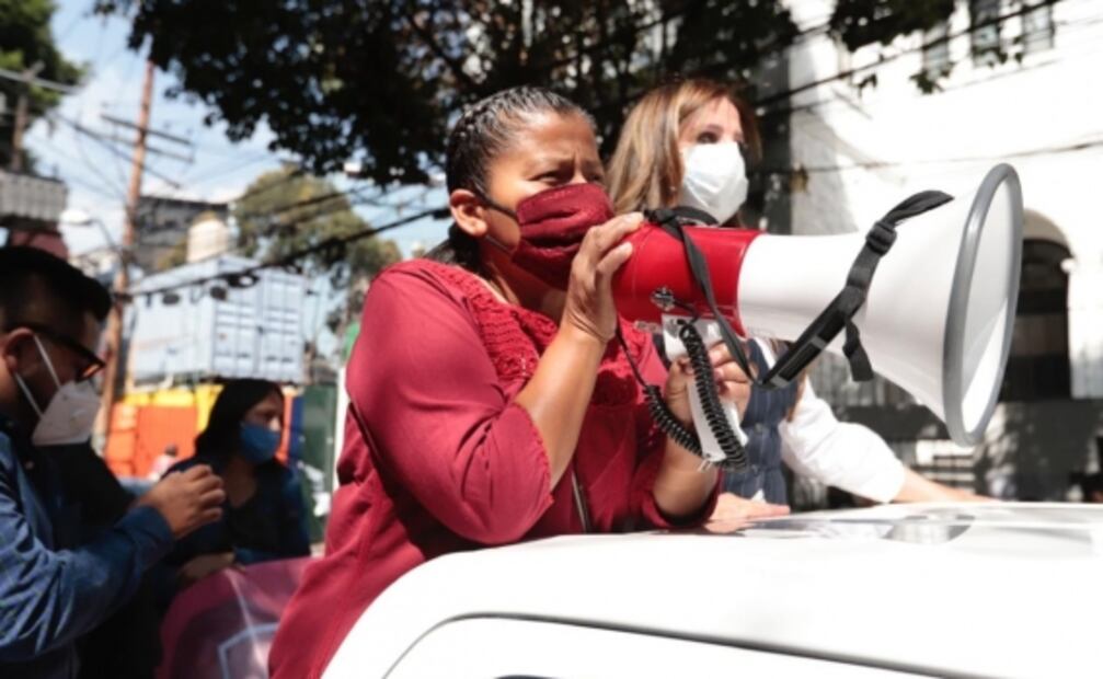 Protestas y tamborazos, así se vive en la sede de Morena su polémica elección de dirigente