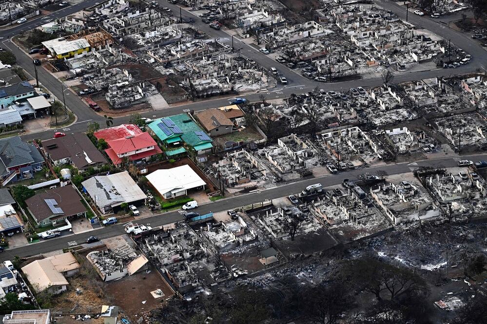 Una imagen aérea muestra casas destruidas y edificios quemados en Lahaina después de los incendios forestales en el oeste de Maui, Hawái. Foto: AFP