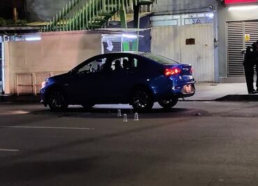 Ejecutan a hombre en su vehículo en Venustiano Carranza; agresores huyeron en motocicleta