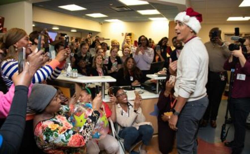 Barack Obama sorprende a pacientes de hospital vestido como Santa Claus