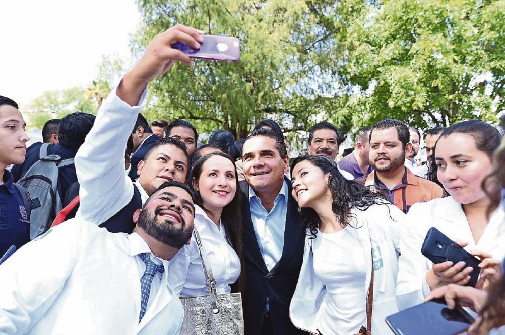 El gobernador Silvano Aureoles encabezó la celebración del primer aniversario de Médico en Tu Casa y dio el banderazo de salida de unidades médicas móviles