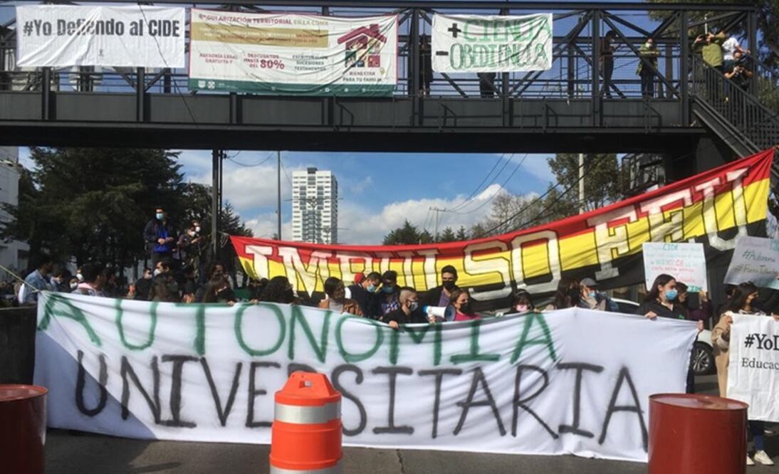 Estudiantes del CIDE mantienen bloqueado ambos sentidos de la carretera federal Mexico-Toluca a la altura del plantel. Foto: El Universal / Valente Rosas