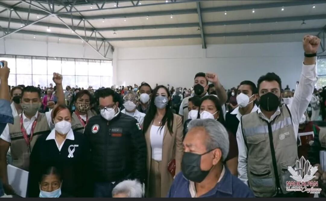 Muchos alcaldes mexiquenses que buscan reelegirse en el cargo o que buscan postularse como diputados, capitalizaron las jornadas de inmunización con los colores de sus partidos políticos. Foto: Especial