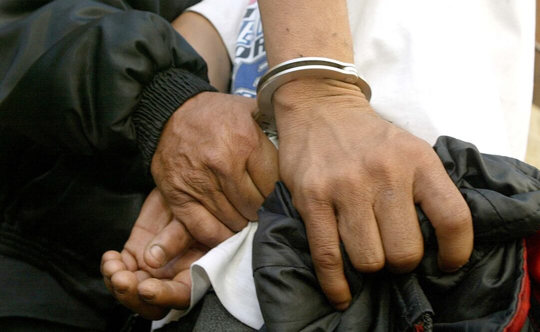 Detienen a hombre en posesión arsenal en Iztapalapa