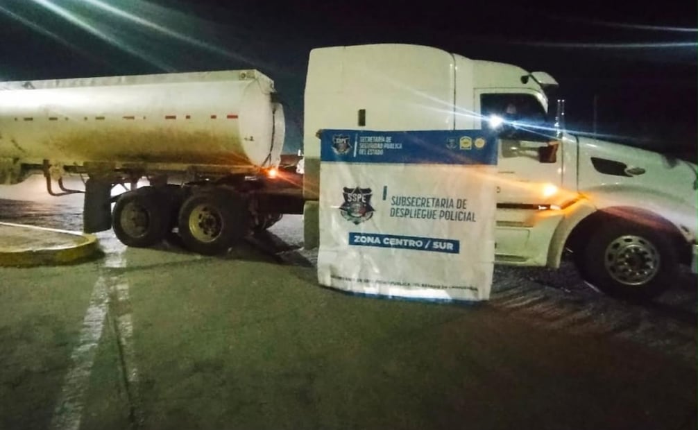 Aseguran tractocamión con más de 27 mil litros de combustible en Chihuahua; detienen a tres hombres.
Foto: Especial.