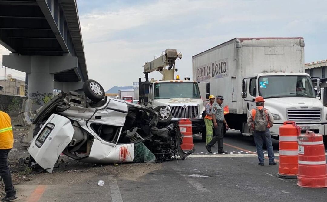 Se registra una volcadura en el km 28 de la autopista México-Puebla dirección Puebla, el  saldo de una persona sin vida. Foto: Valente Rosas. EL UNIVERSAL