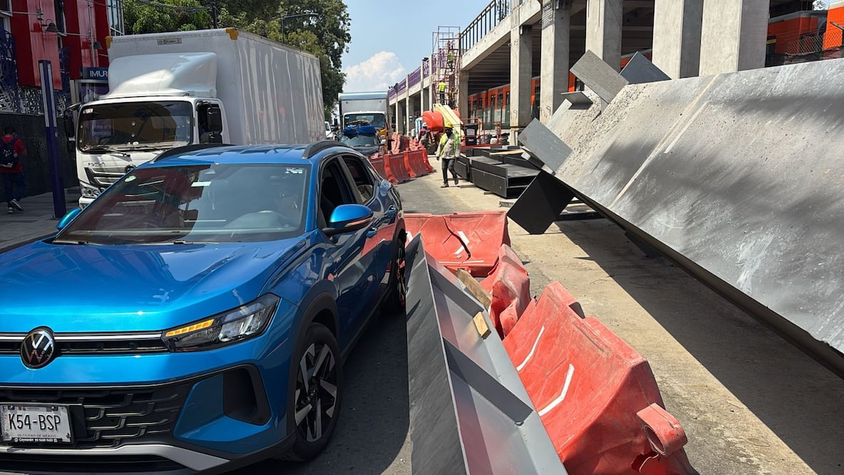 Viga de Calzada Flotante de Tlalpan cae sobre arroyo vehicular sin que se reportan lesionados. (Foto: especial)
