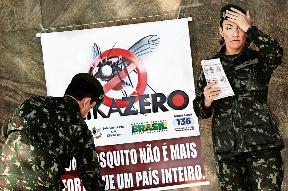 Soldados brasileños participan en la campaña para alertar del zika (SILVIA IZQUIERDO. AP)