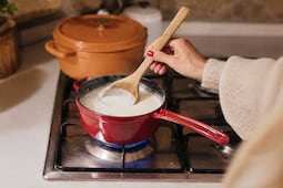 Por qué colocar una cuchara de madera sobre tu olla al cocinar