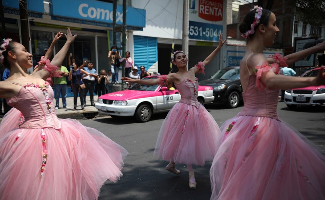 Una compañía de danza impulsa un espectáculo en las calles de la Ciudad de México. Foto: AP/Emilio Espejel