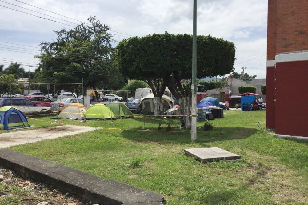 Vecinos de Pochotal instalaron casas de campaña para vigilar que nadie robe su casa, pues no pueden regresar a ellas porque están en riesgo (JUSTINO MIRANDA. EL UNIVERSAL)