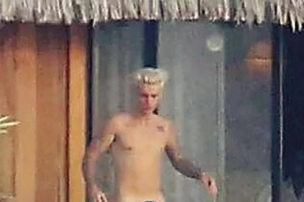 En las imágenes, Bieber aparece totalmente desnudo disfrutando en Bora Bora (NEW YORK DAILY NEWS)