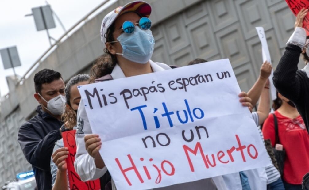 Marchan pasantes de medicina en Zacatecas para exigir condiciones de seguridad en el servicio social