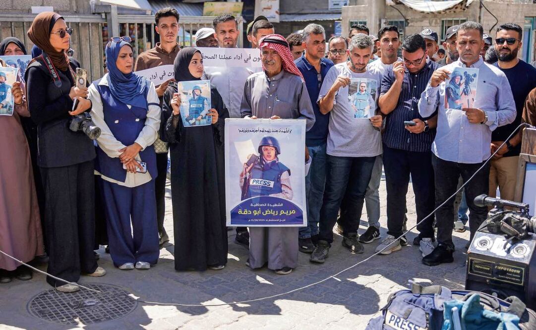 Una vigilia organizada por periodistas palestinos para conmemorar a sus colegas, en el Complejo Médico Nasser de Khan Yunis, en el sur de la Franja de Gaza, el 25 de agosto pasado. Foto: Bashar Taleb / AFP