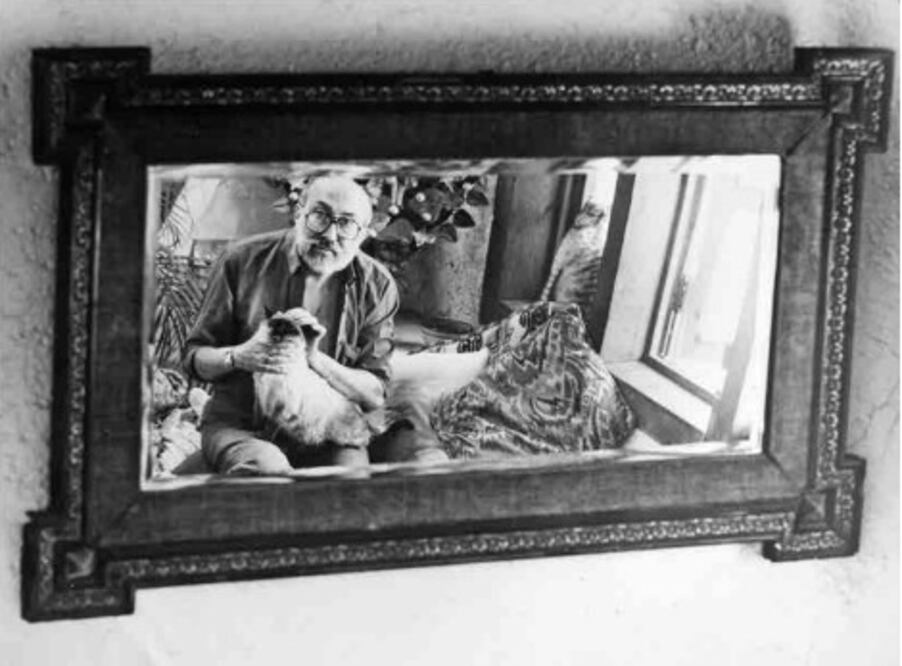 Emilio Carballido reflejado en un espejo. 
La fotografía fue tomada por Carol Patterson./Archivo Héctor Herrera