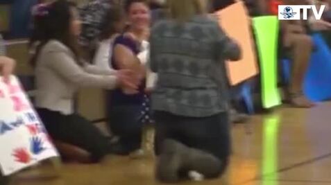 Niña interrumpe ceremonia militar para abrazar a su papá